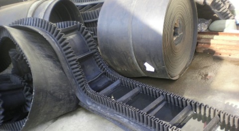 裙邊膠帶輸送機(jī).jpg 裙邊膠帶輸送機(jī).jpg